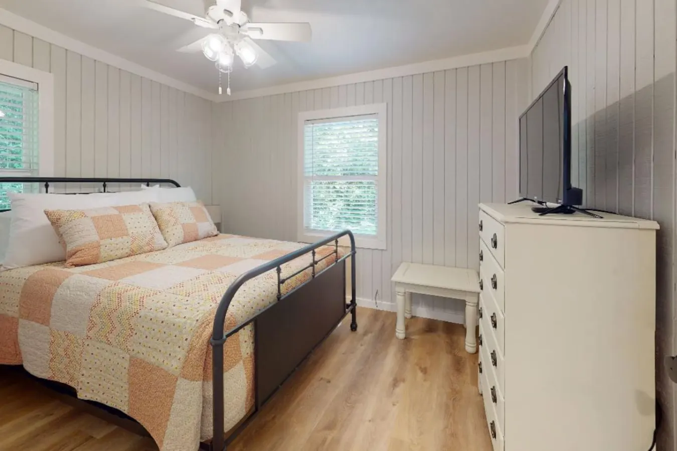 Century Oak Retreat ~ Charming Getaway 6