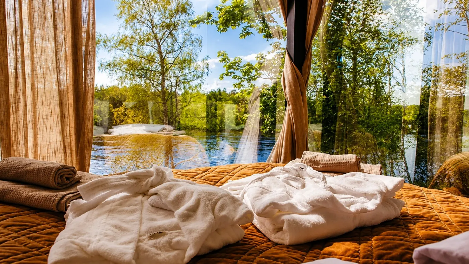 Lush WonderInn Riverside 4