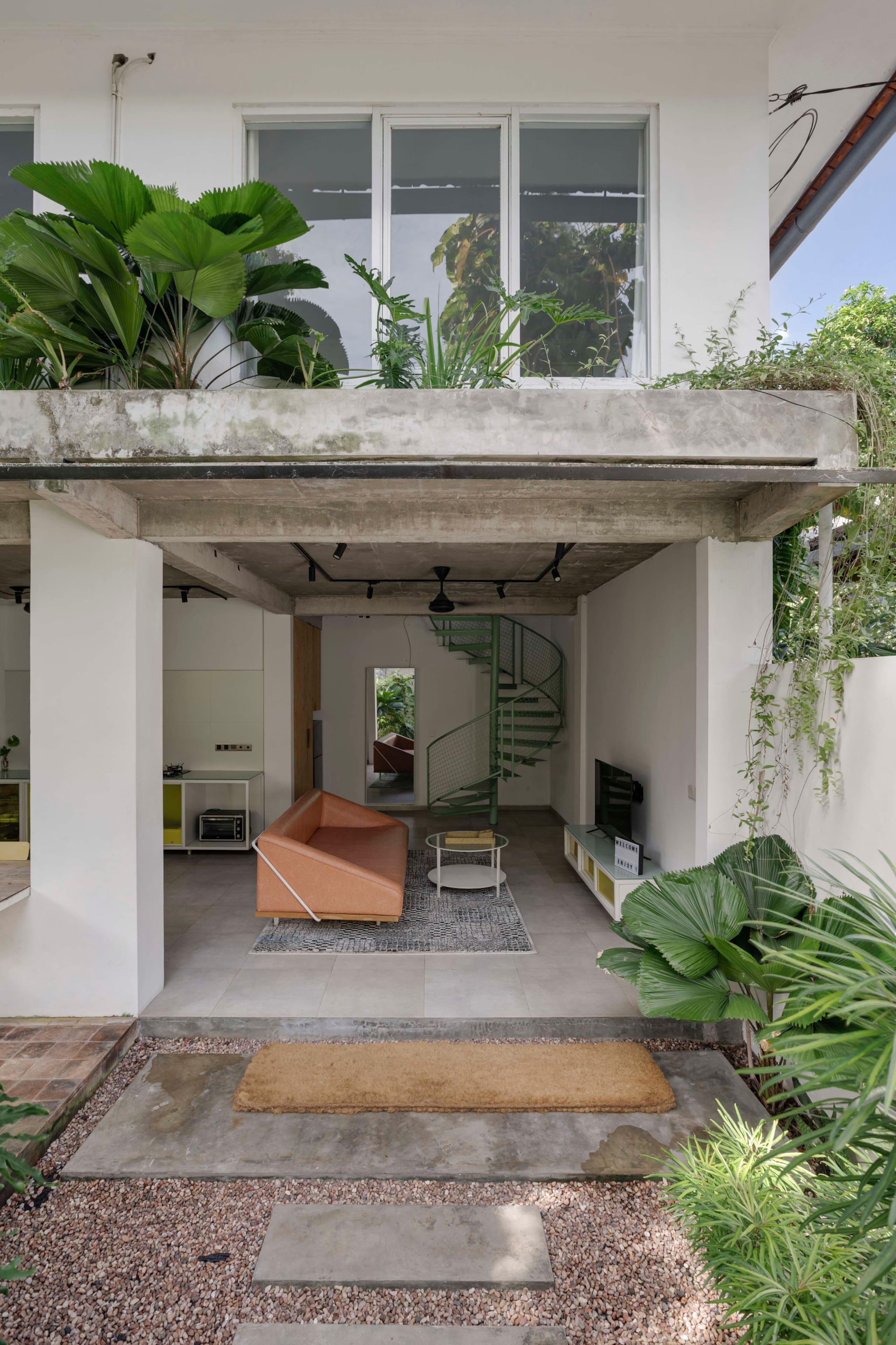 Hidden Designer Home • 9 Min Walk to Beach — photo 4