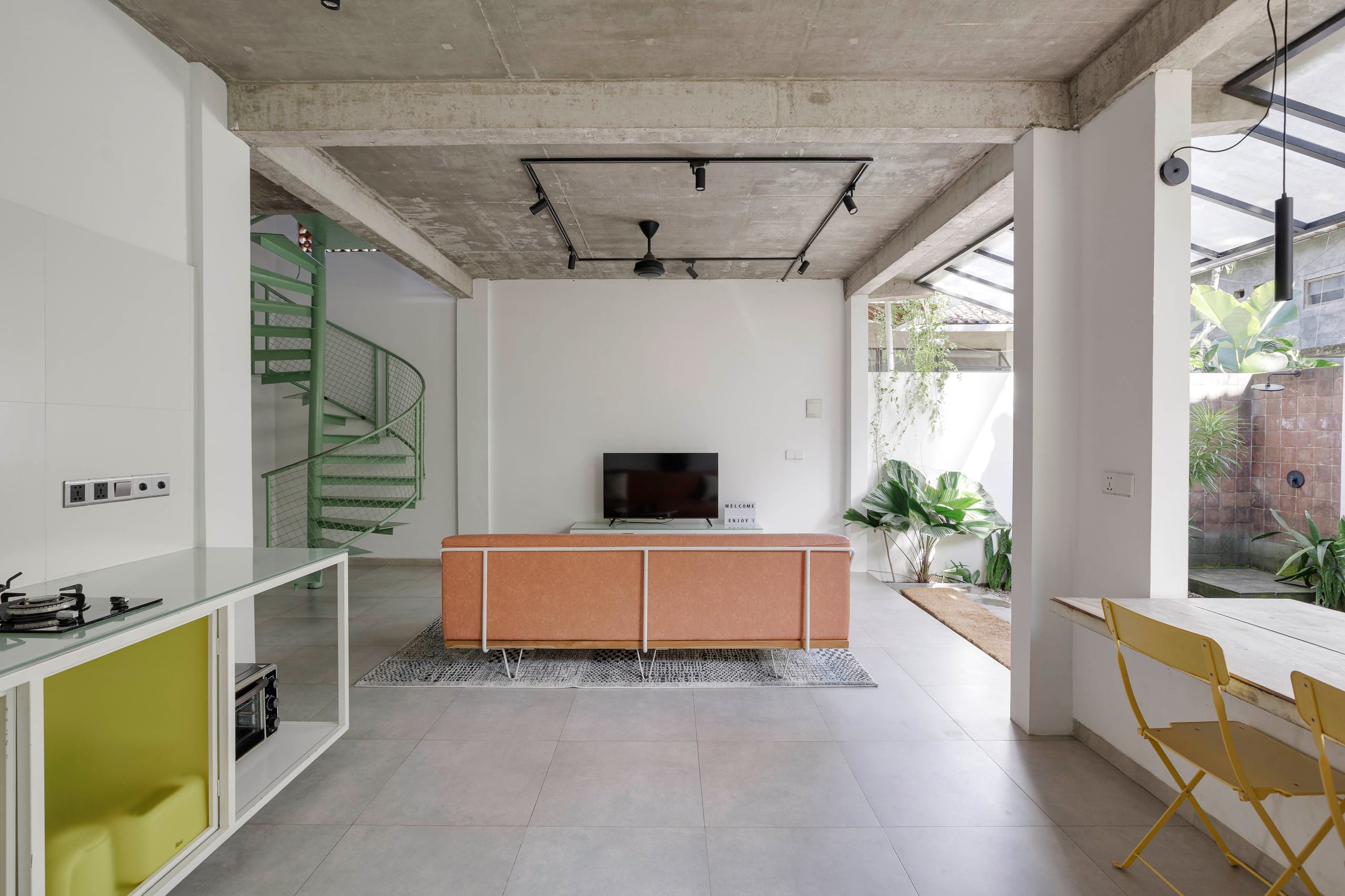 Hidden Designer Home • 9 Min Walk to Beach 6