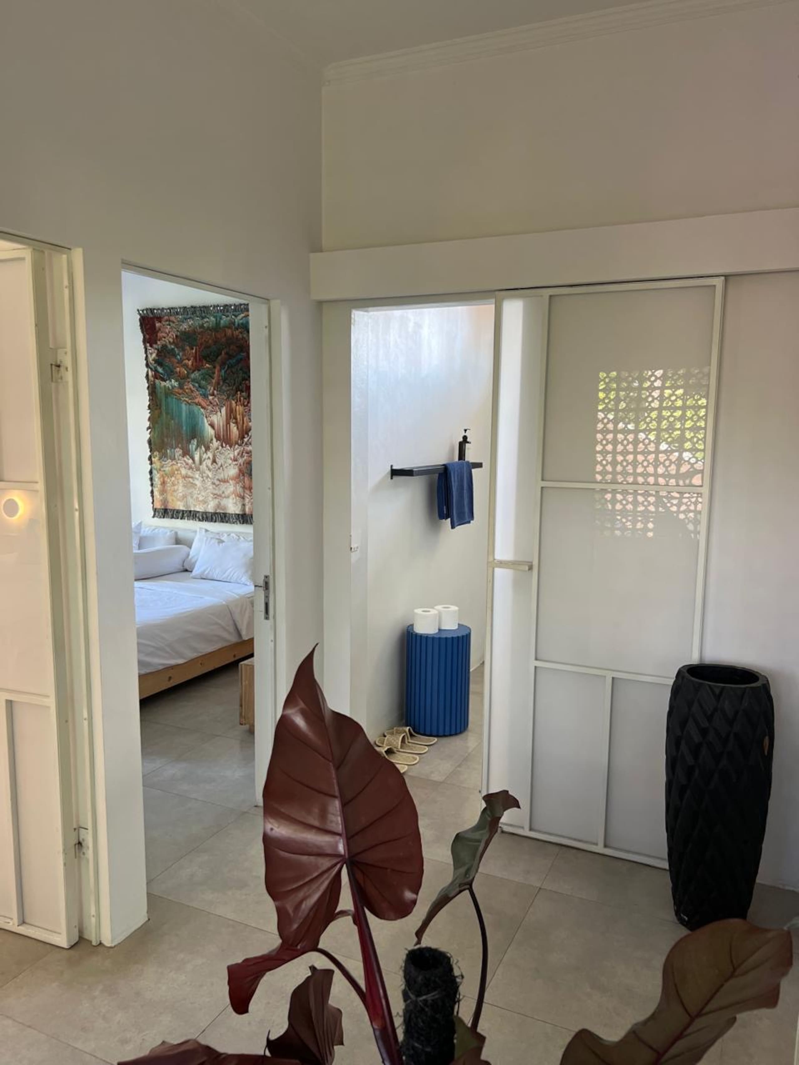 Hidden Designer Home • 9 Min Walk to Beach 28
