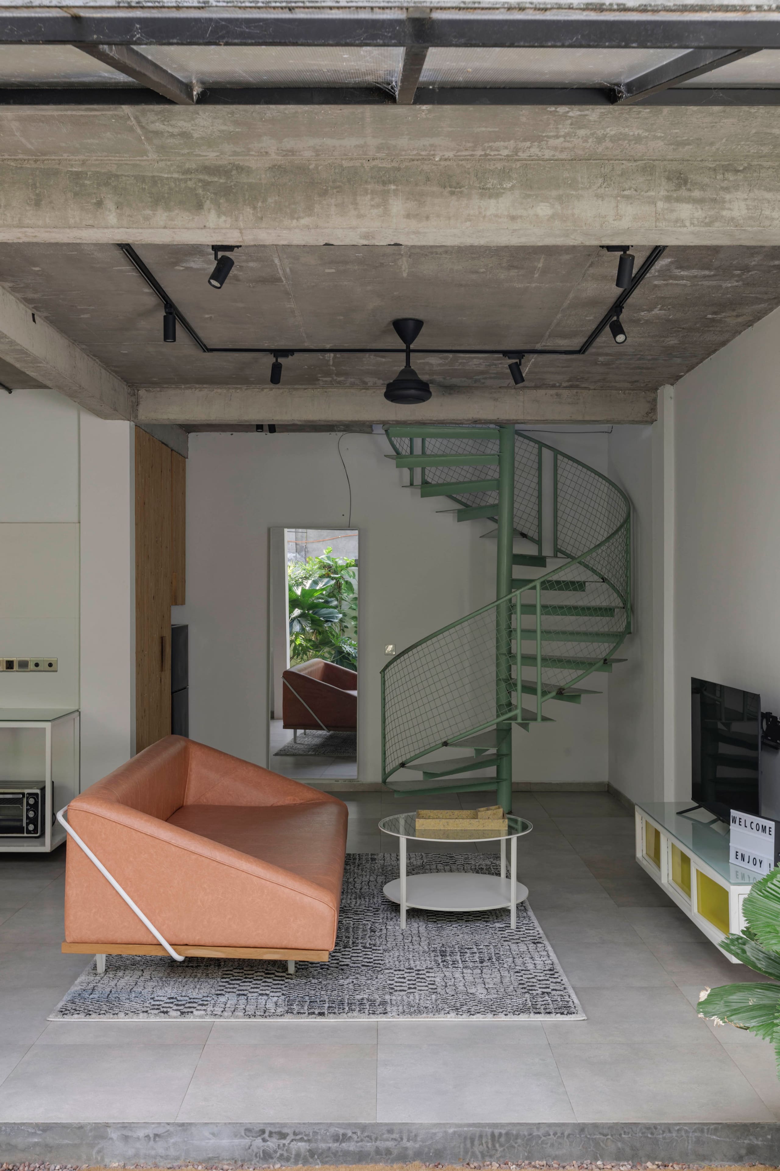 Hidden Designer Home • 9 Min Walk to Beach 8