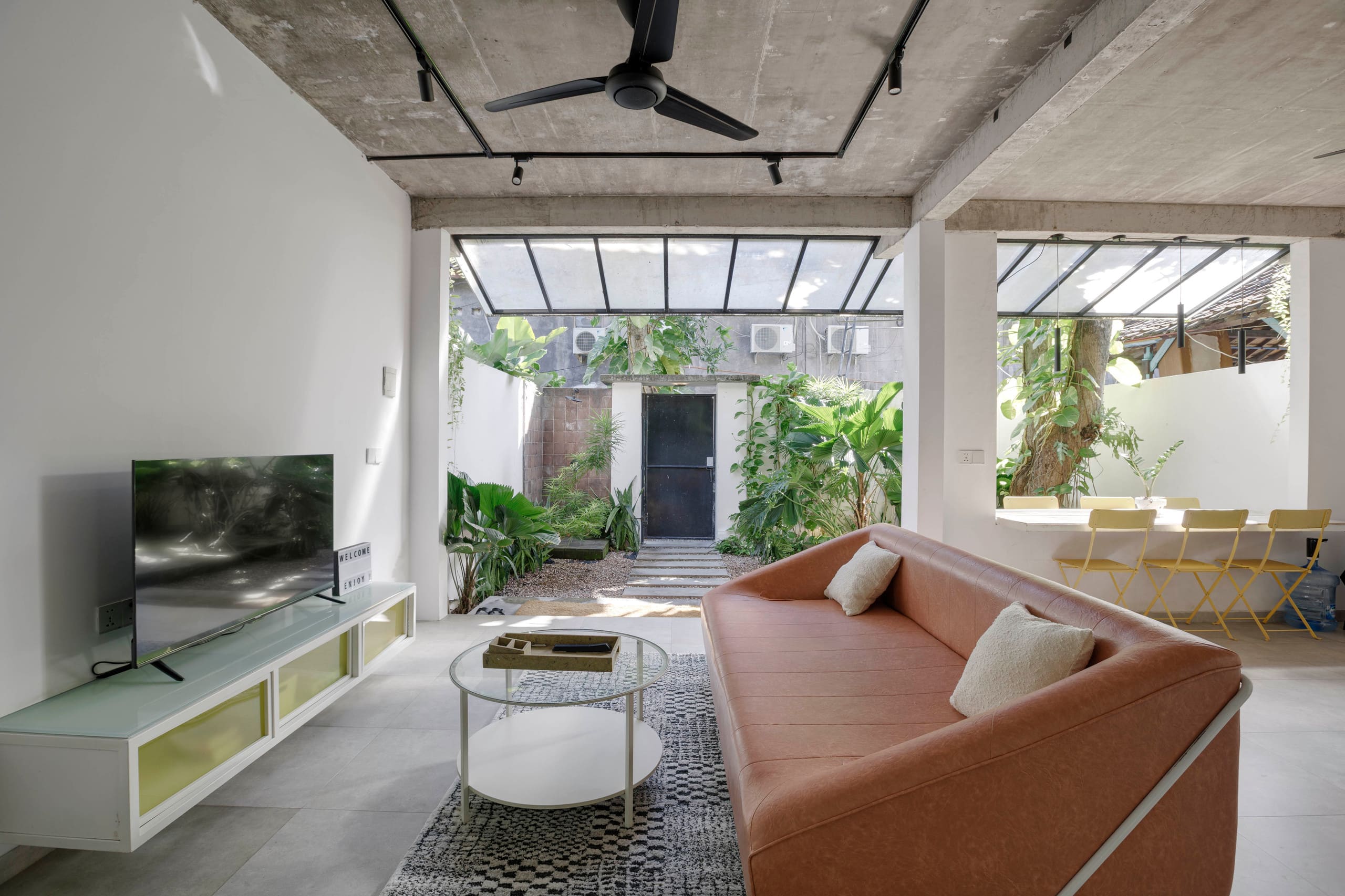 Hidden Designer Home • 9 Min Walk to Beach — photo 2