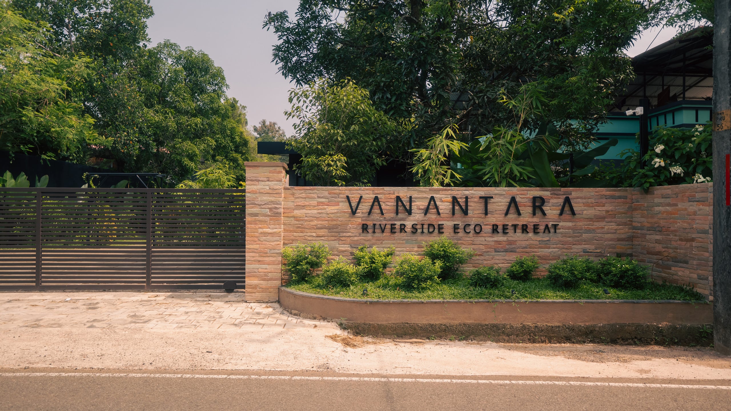 Riverside Luxury Glamping with Pool | Near Airport 25