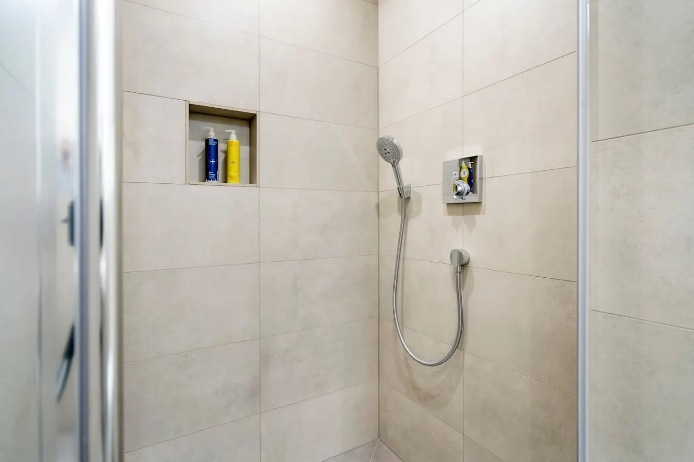 3-Bedroom Apartment (90sqm) with Terrace & Garden 15