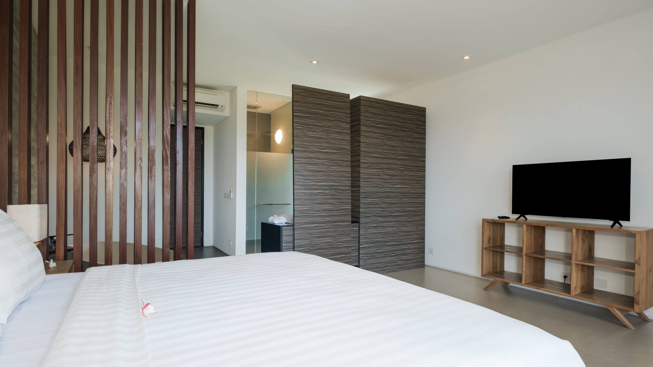 Homey 2BR • Free Breakfast • Walk to Cafés &Beach 33