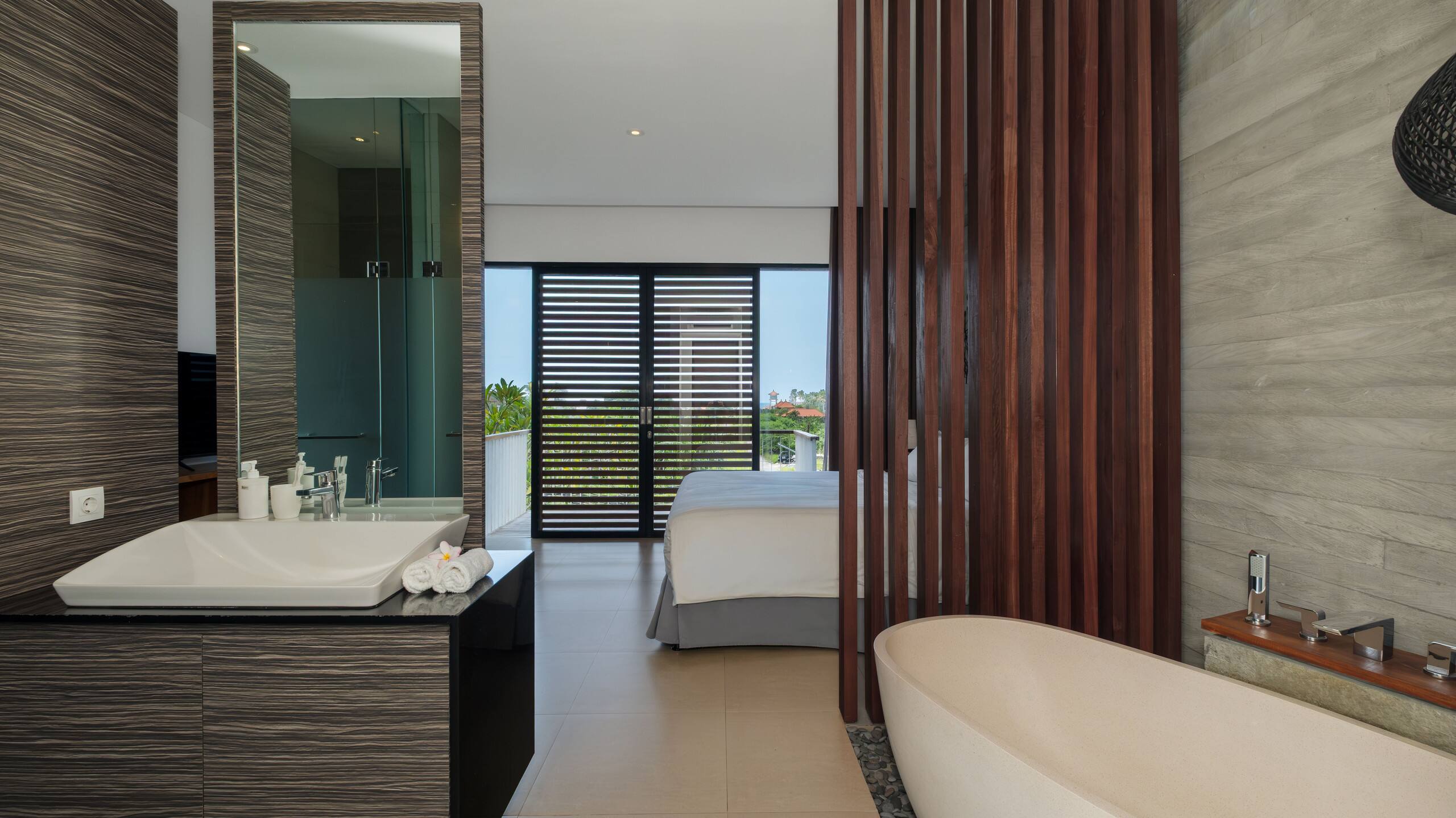 Homey 2BR • Free Breakfast • Walk to Cafés &Beach 36