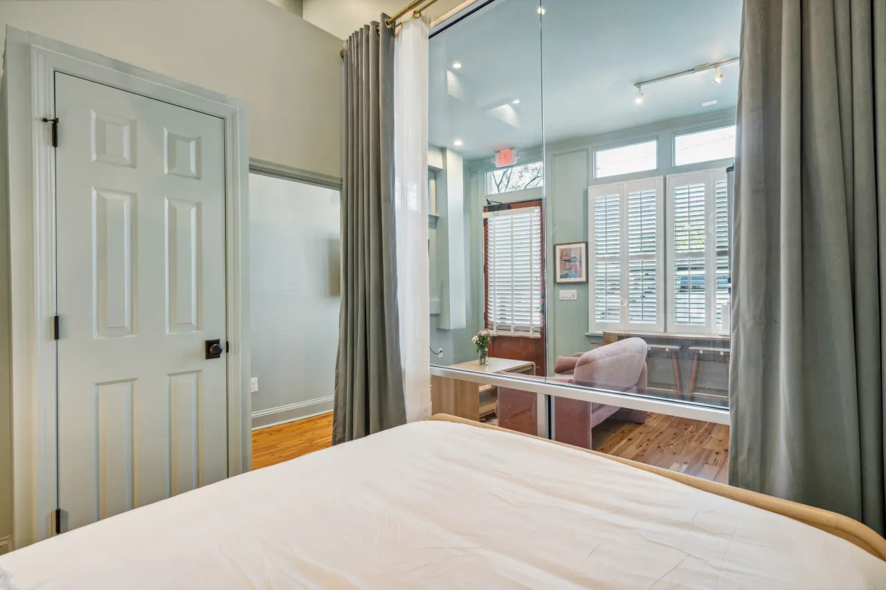 Sweetgrass Suite - Walk to King 17