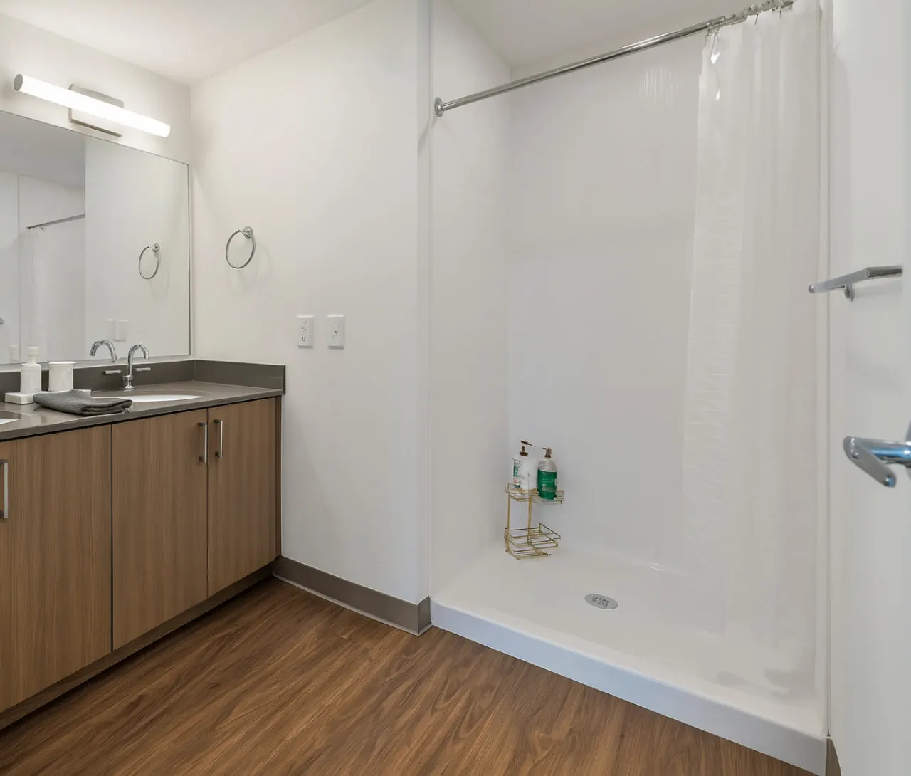 Modern 2BR Gem Rooftop Pool + Workspaces SH6 9