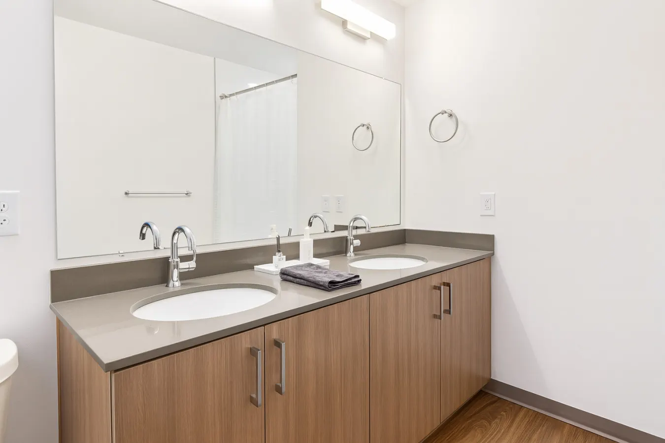 Modern 2BR Gem Rooftop Pool + Workspaces SH6 10