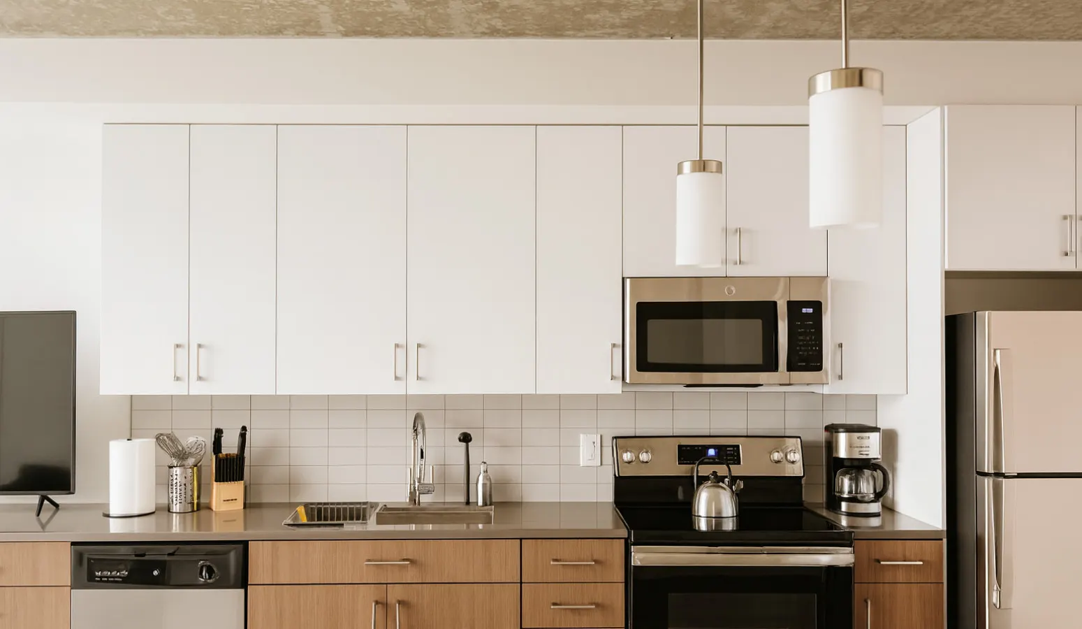Modern 2BR Gem Rooftop Pool + Workspaces SH6 12