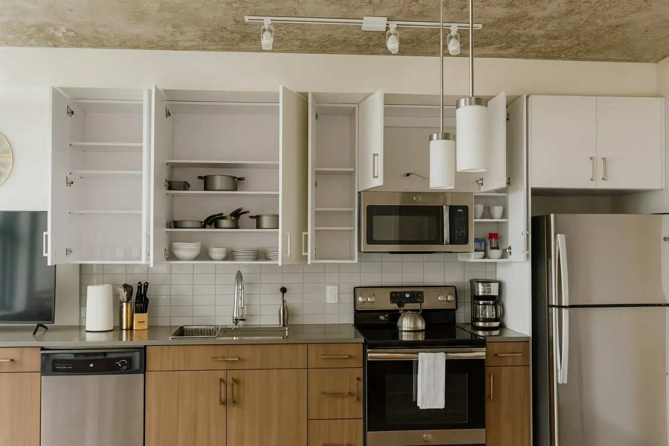 Modern 2BR Gem Rooftop Pool + Workspaces SH6 13