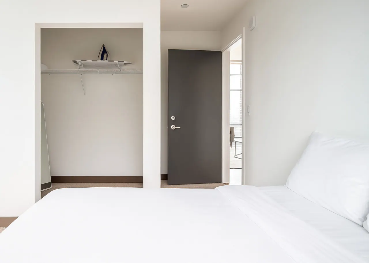 Modern 2BR Gem Rooftop Pool + Workspaces SH6 8