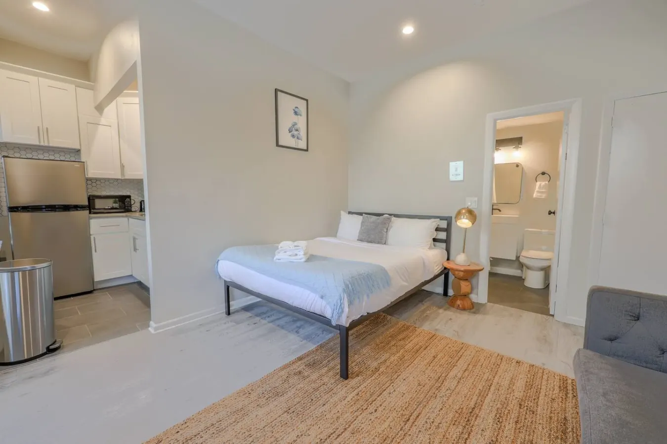 Stunning Back Bay Studio Apartment 2