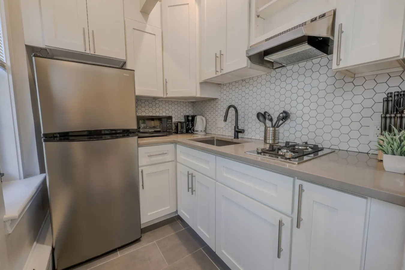 Stunning Back Bay Studio Apartment 5