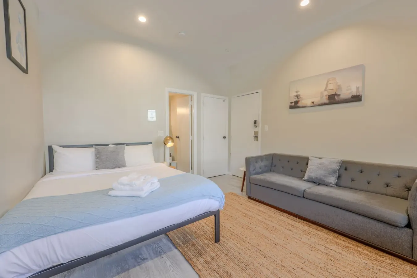 Stunning Back Bay Studio Apartment 6