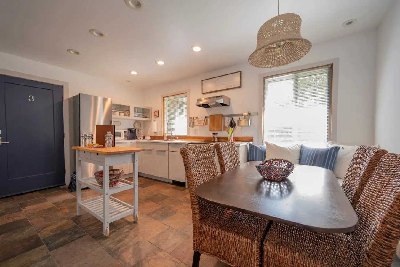 King + 2 Queen Beds 3 Smart TV's *WALK to LU* 1