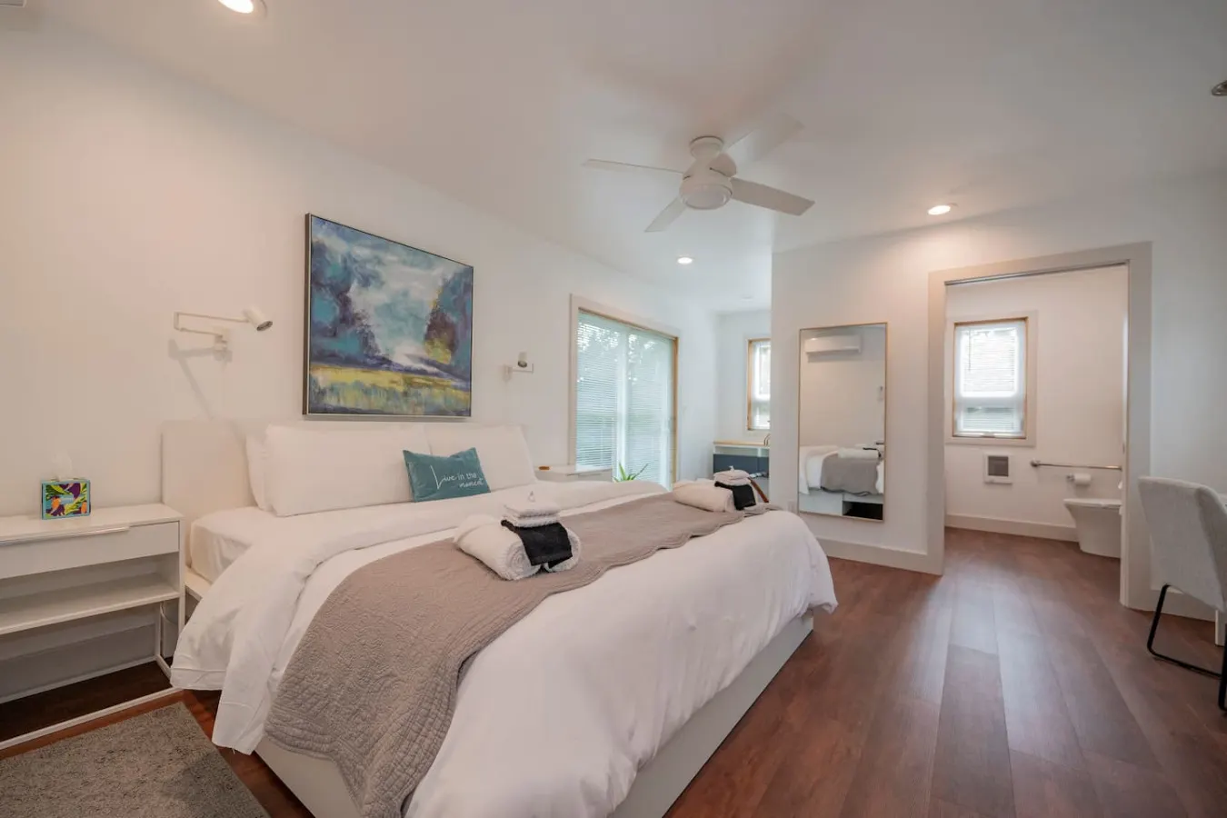 King + 2 Queen Beds 3 Smart TV's *WALK to LU* 4