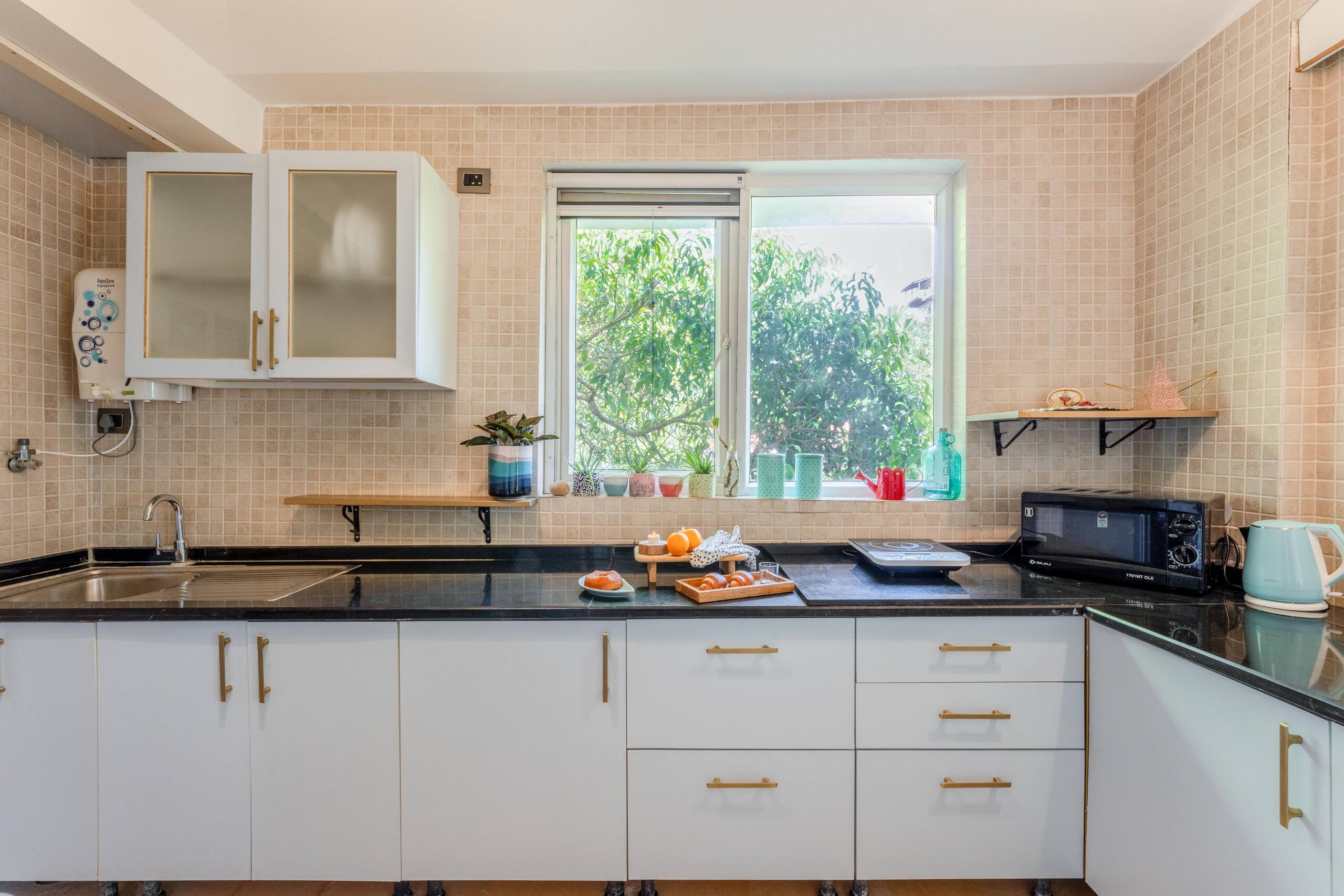 Sunny 2BHK getaway + 6 beers | Near Candolim 12