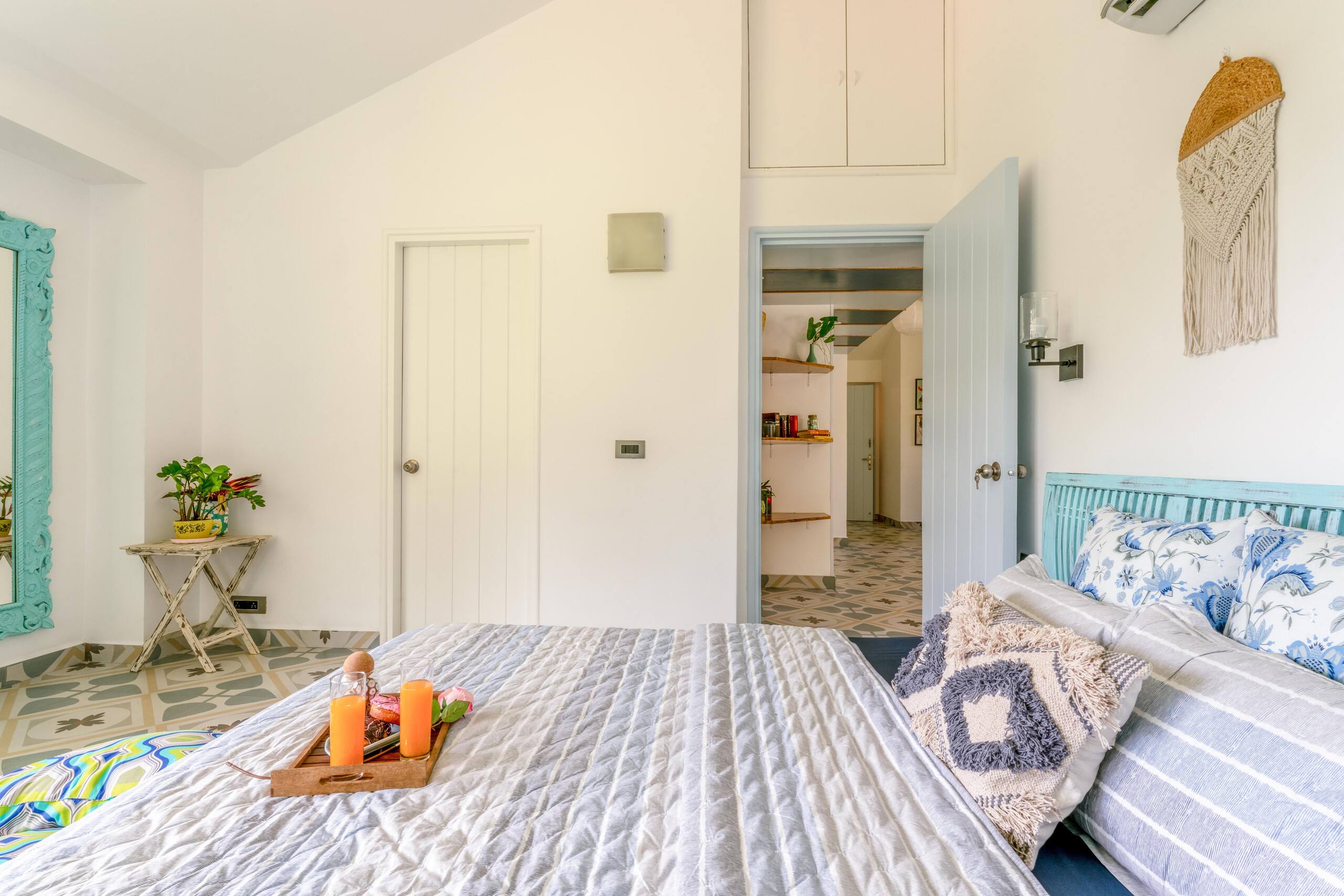 Sunny 2BHK getaway + 6 beers | Near Candolim 18