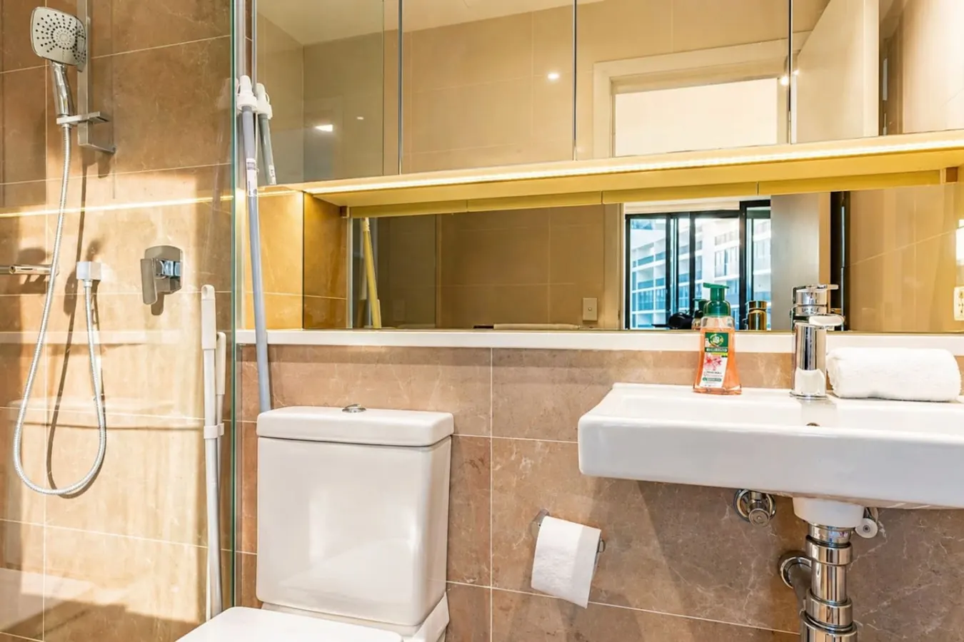 Spacious 2BR/2BA Balcony, Parking, Marina Sq 9