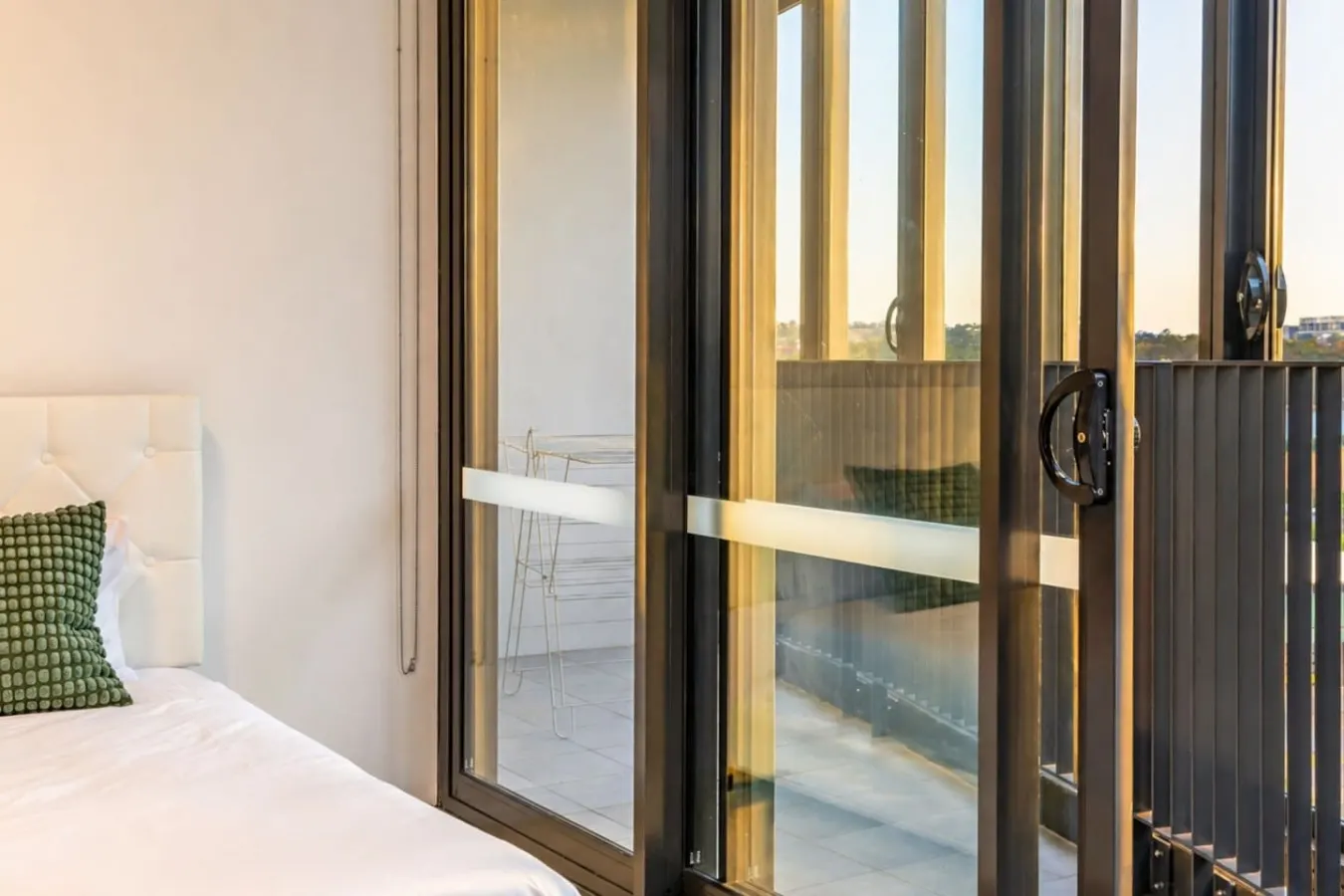 Spacious 2BR/2BA Balcony, Parking, Marina Sq 11