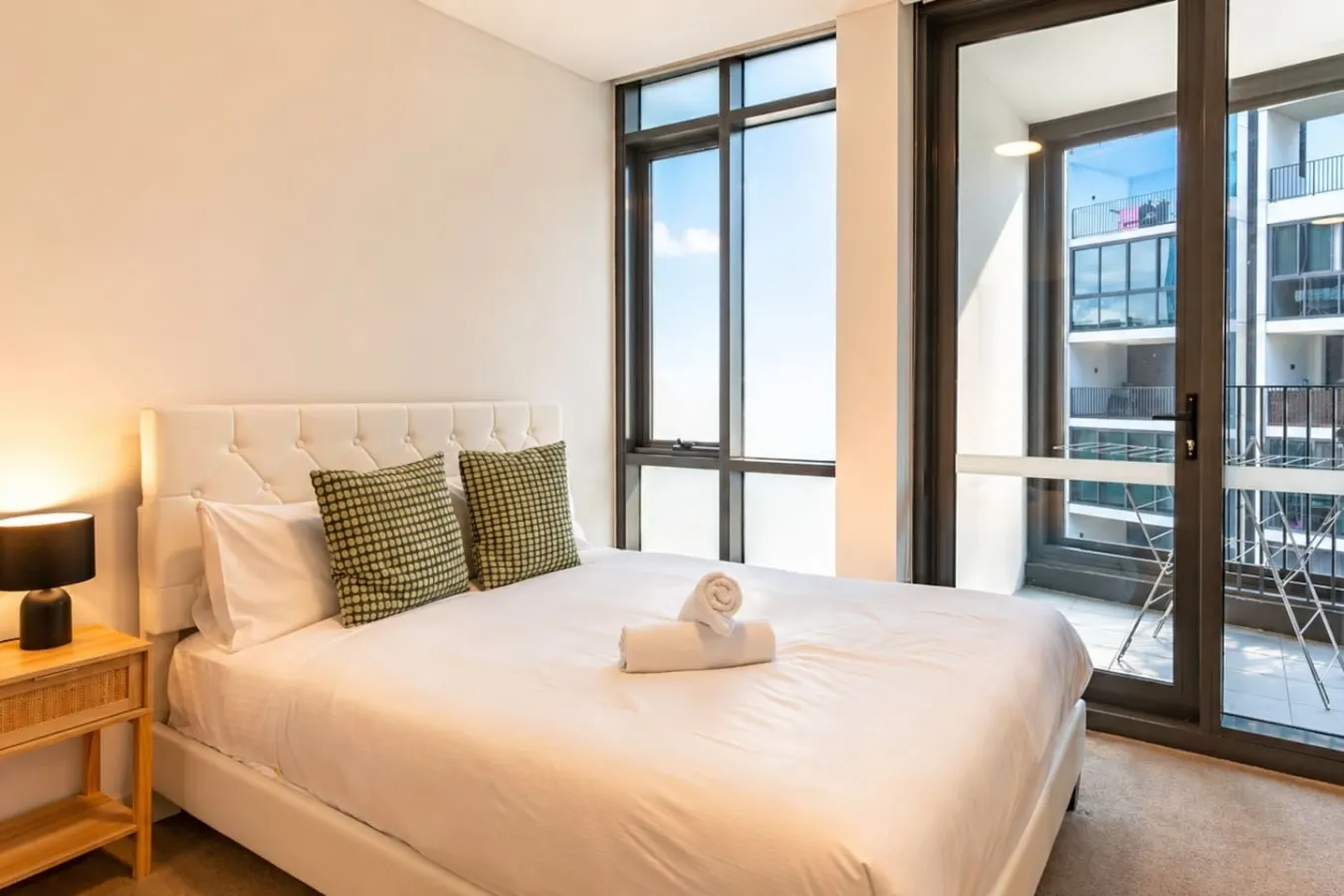 Spacious 2BR/2BA Balcony, Parking, Marina Sq 13