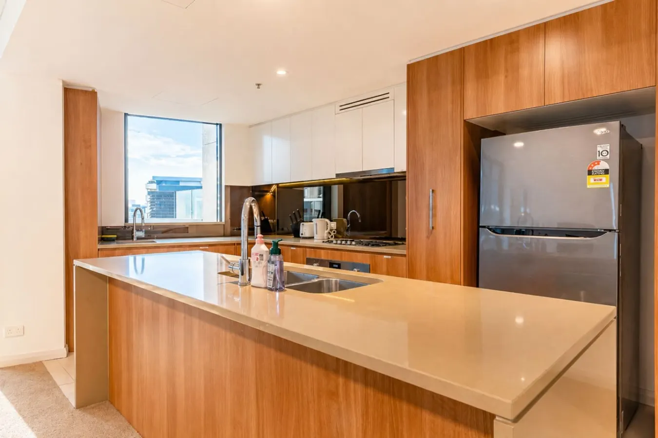 Spacious 2BR/2BA Balcony, Parking, Marina Sq 15