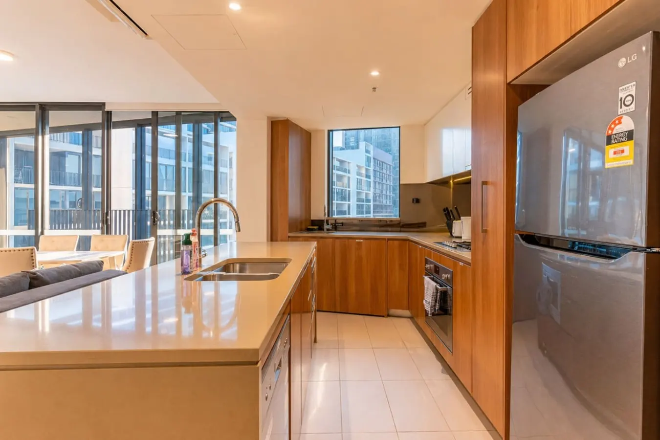 Spacious 2BR/2BA | Balcony, Parking, Marina Sq — photo 3
