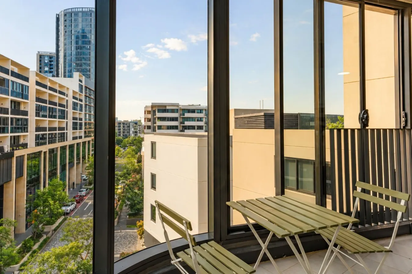 Spacious 2BR/2BA | Balcony, Parking, Marina Sq — photo 4