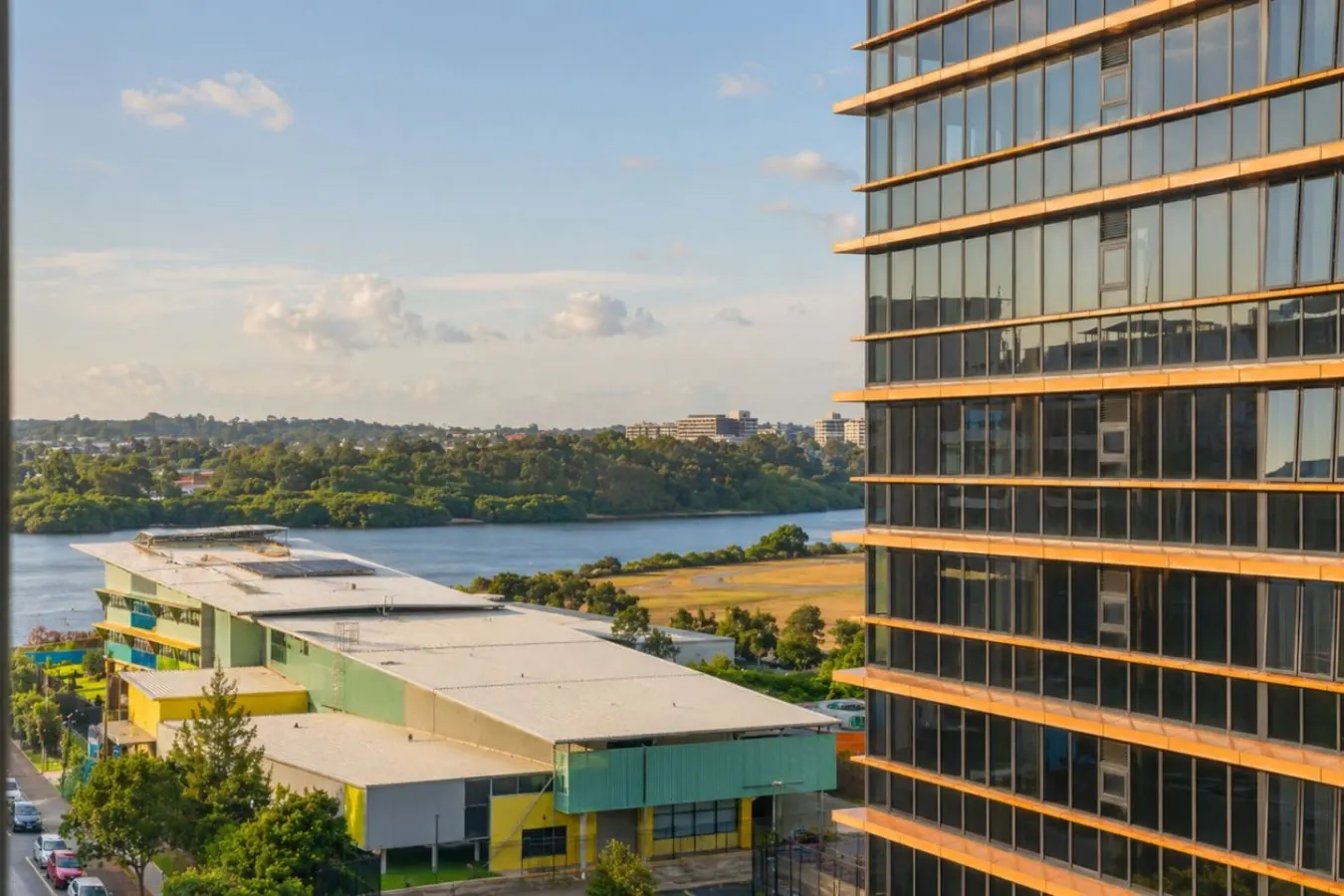 Spacious 2BR/2BA | Balcony, Parking, Marina Sq — photo 5