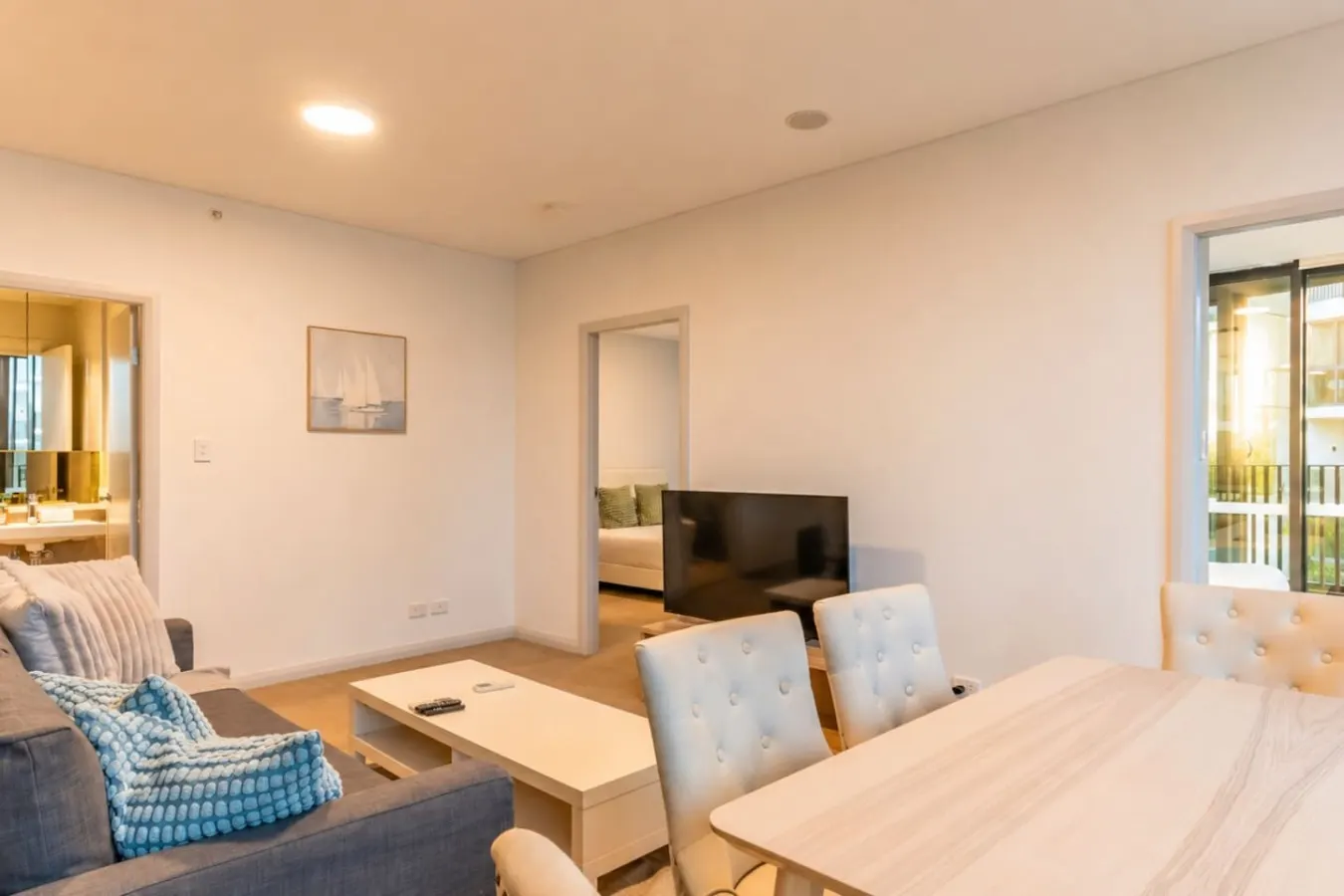 Spacious 2BR/2BA Balcony, Parking, Marina Sq 6