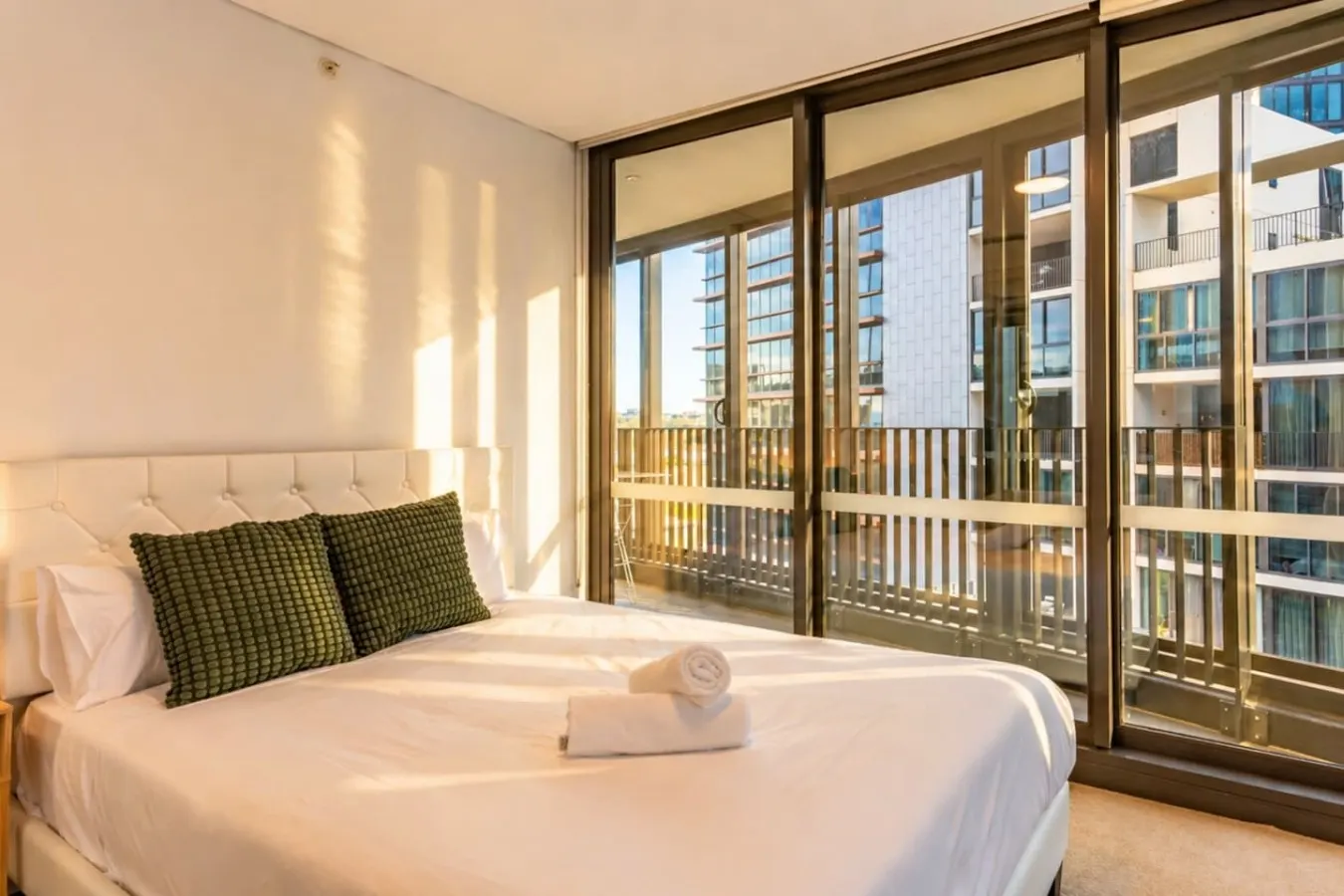 Spacious 2BR/2BA Balcony, Parking, Marina Sq 7