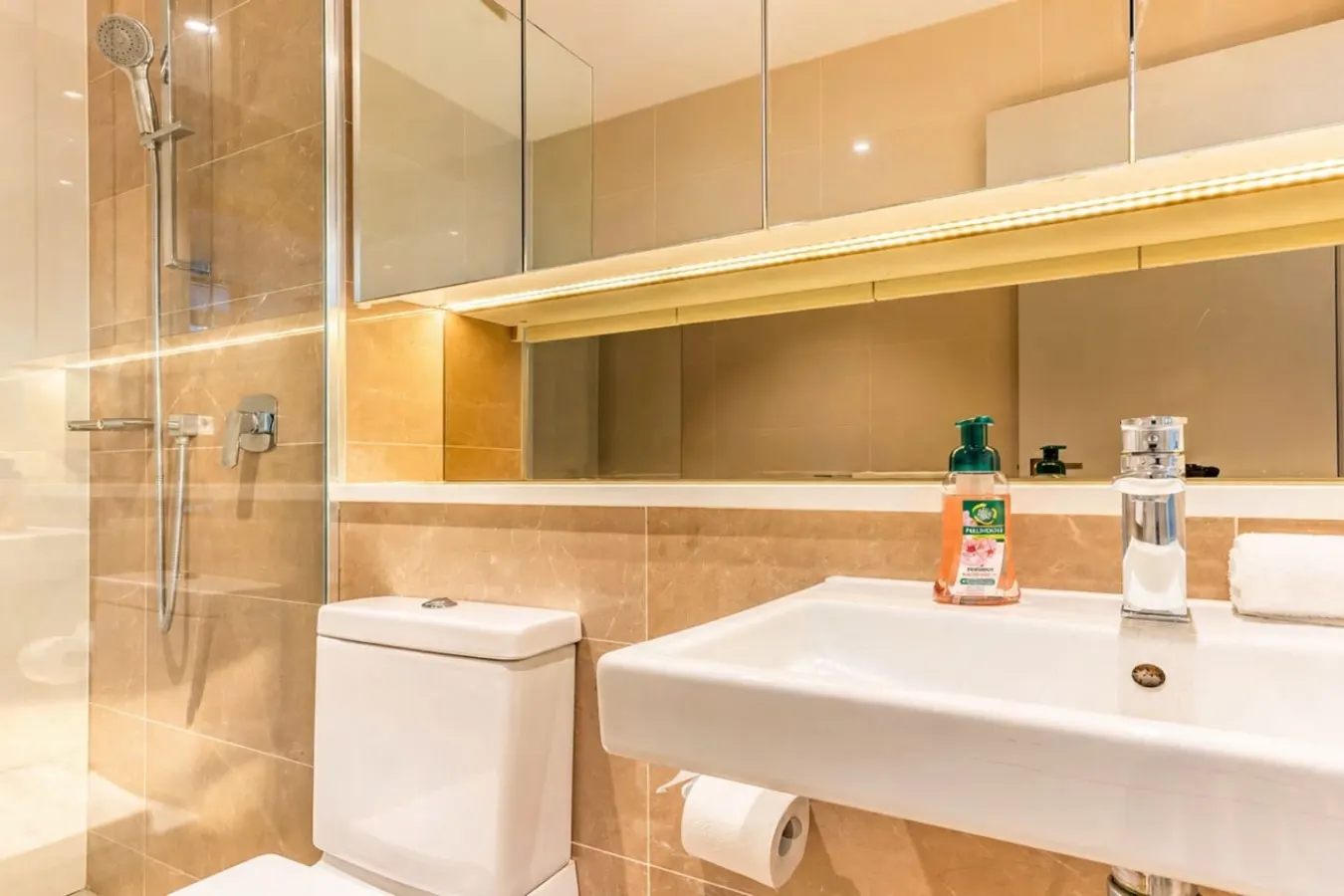 Spacious 2BR/2BA Balcony, Parking, Marina Sq 8