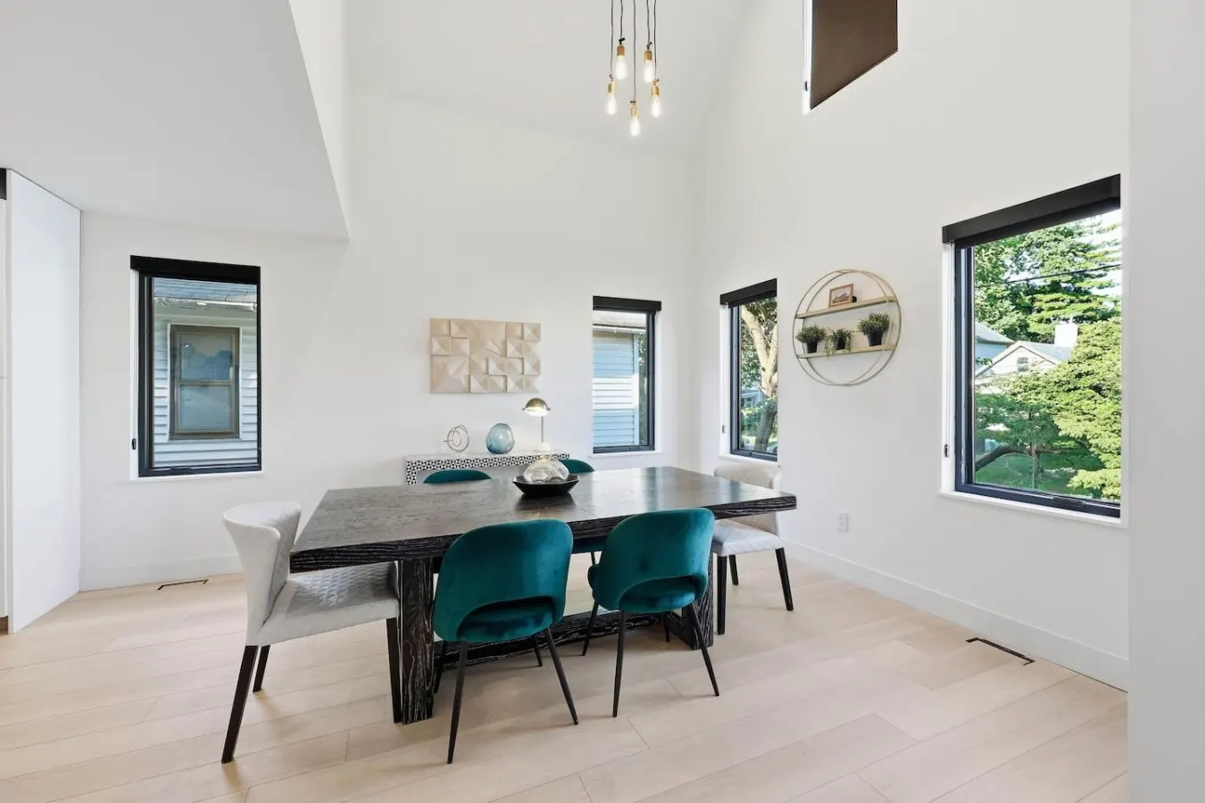 Renovated 3 BDR/Pool + Parking 9
