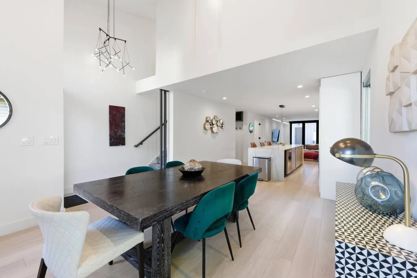Renovated 3 BDR/Pool + Parking 11