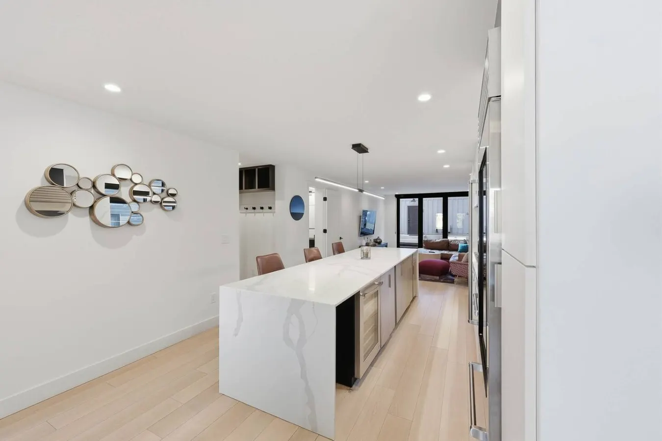Renovated 3 BDR/Pool + Parking 12