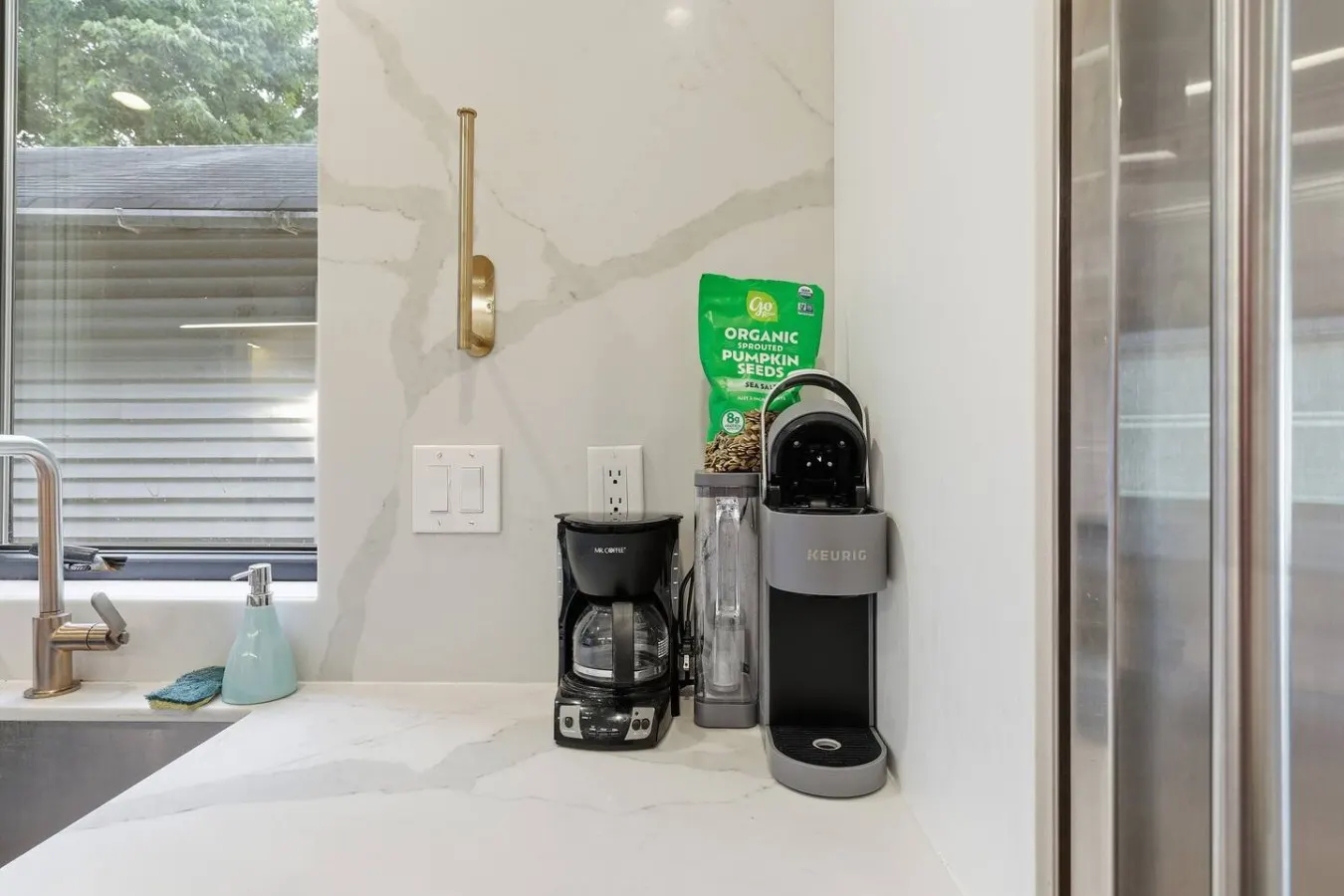 Renovated 3 BDR/Pool + Parking 16