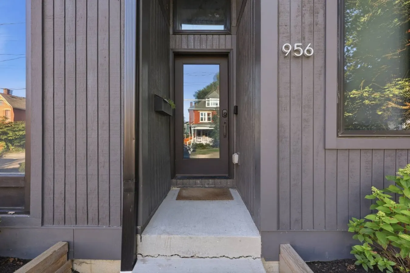 Renovated 3 BDR/Pool + Parking 7