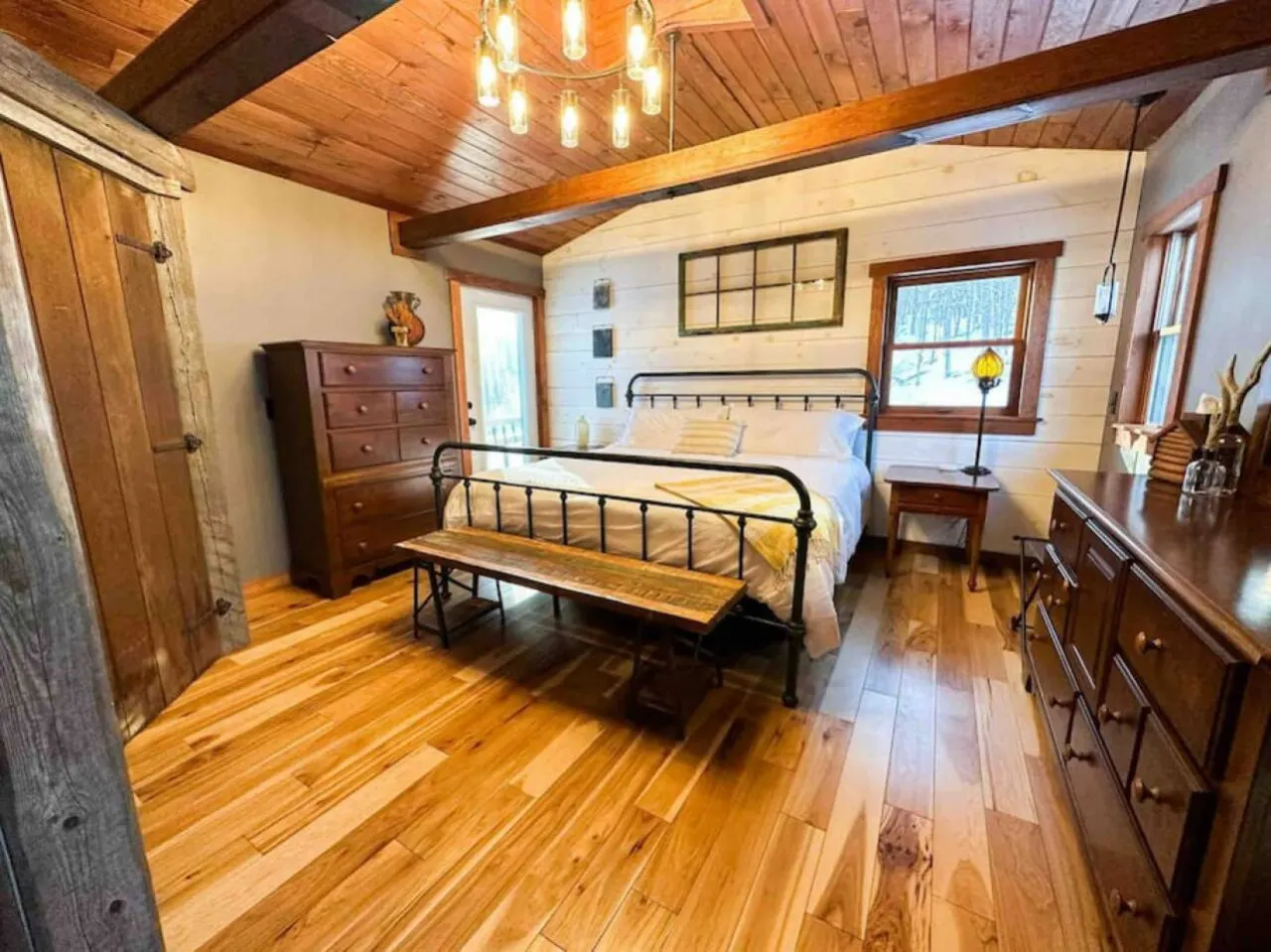 Log Cabin Escape | Hot Tub + Mntn Views Near Lake — photo 3