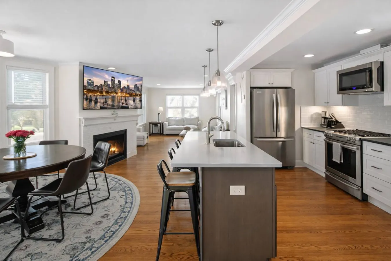 Bright Modern Condo 10 mins to Boston with Parking — photo 2
