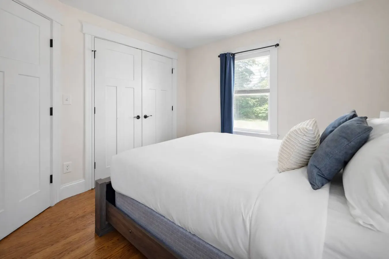 Bright Modern Condo 10 mins to Boston with Parking 9