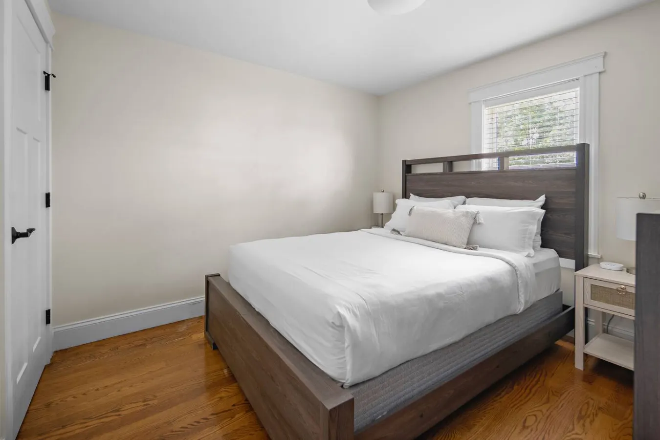 Bright Modern Condo 10 mins to Boston with Parking 10