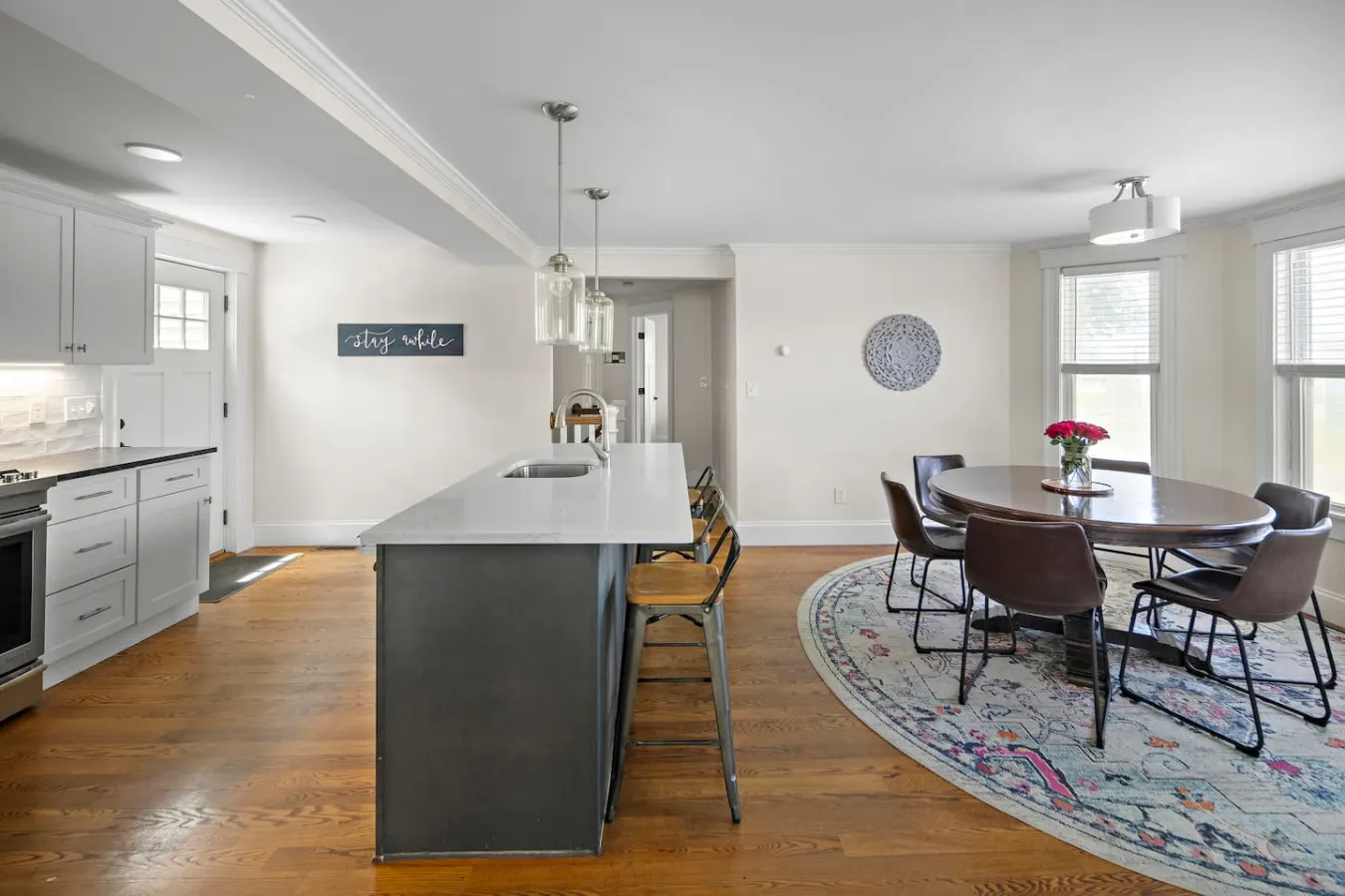 Bright Modern Condo 10 mins to Boston with Parking 16