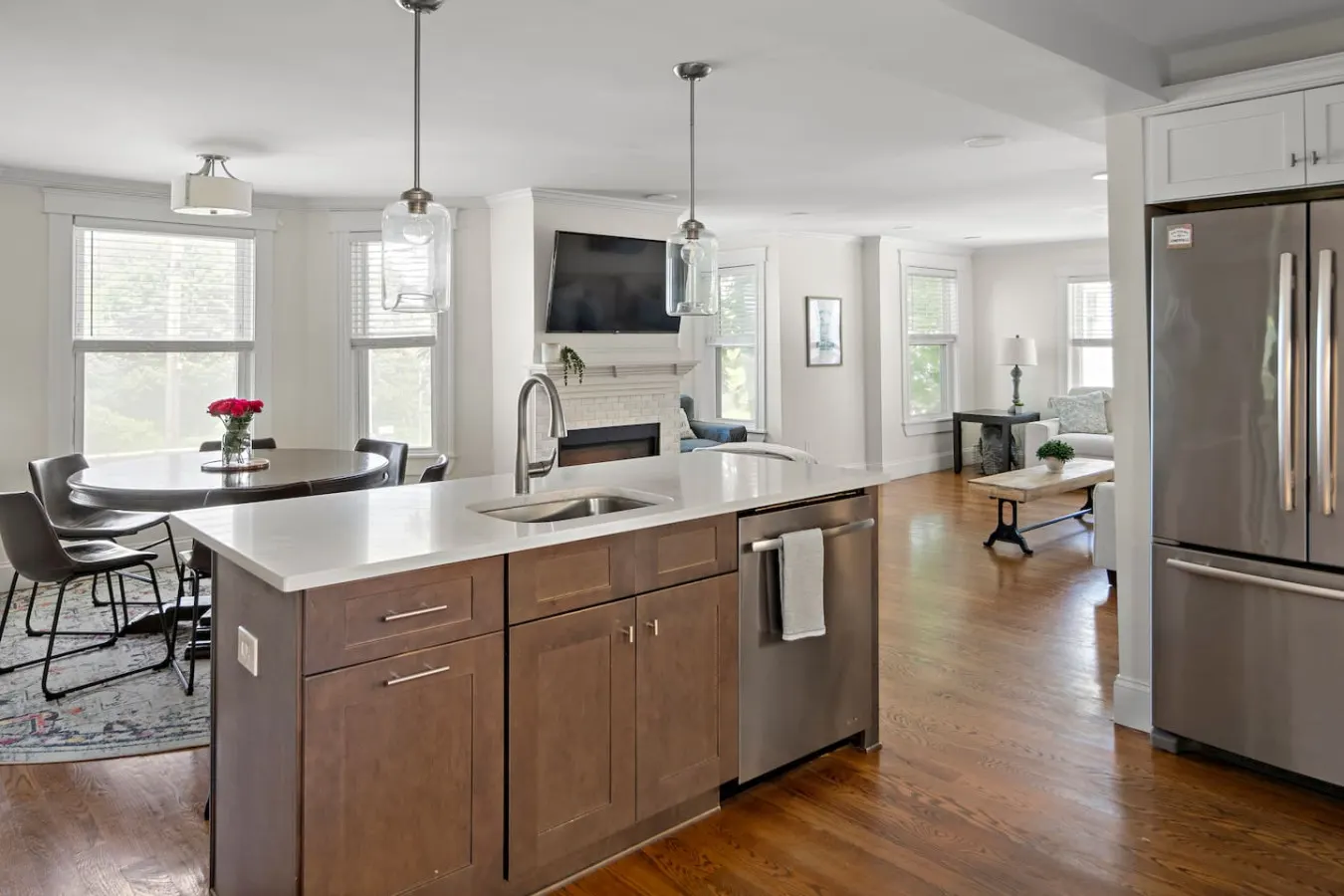 Bright Modern Condo 10 mins to Boston with Parking 18