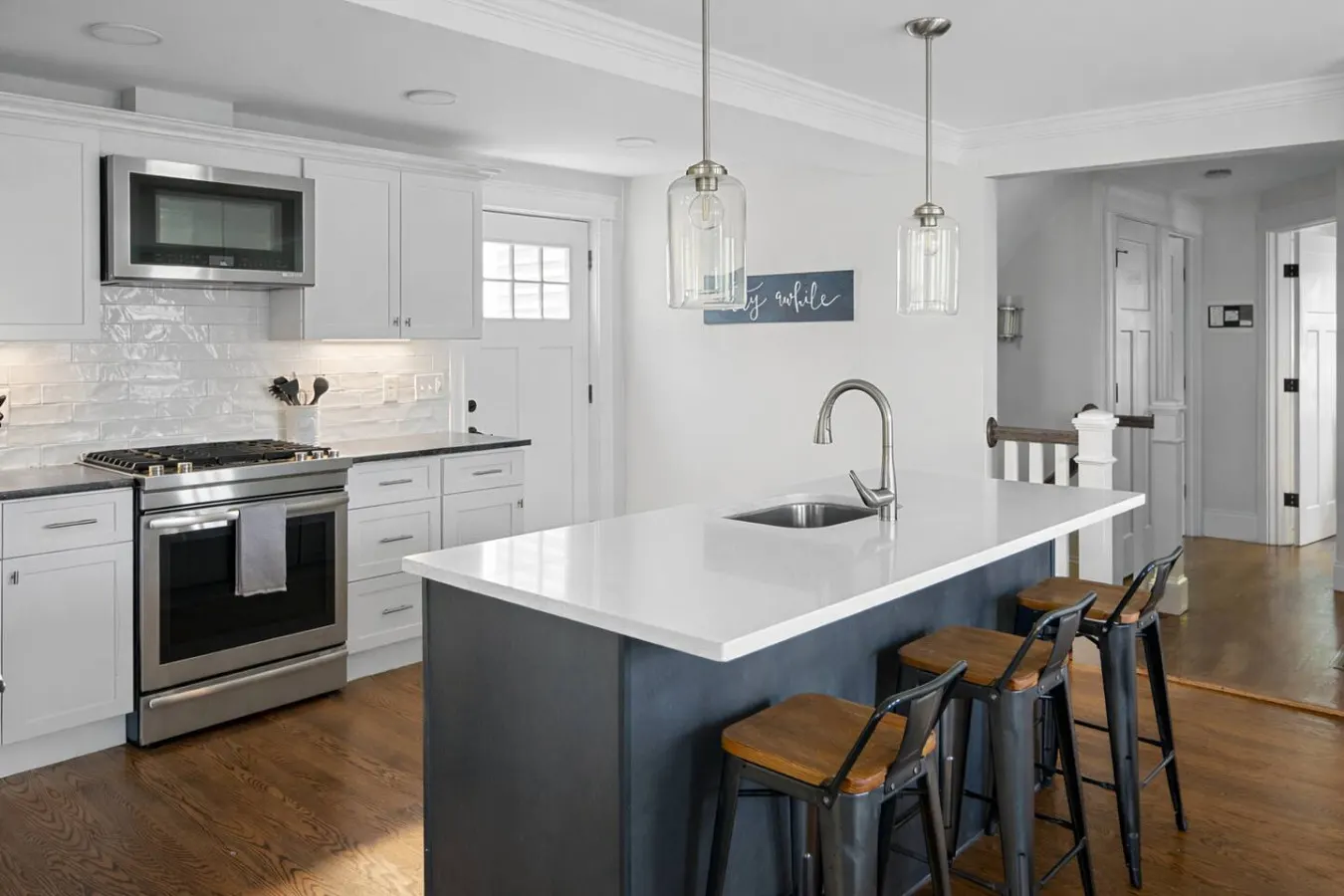 Bright Modern Condo 10 mins to Boston with Parking 19
