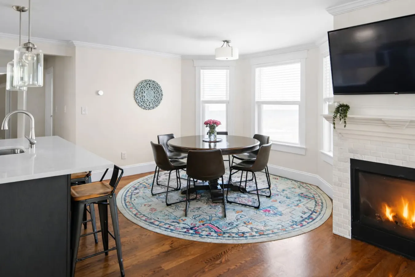 Bright Modern Condo 10 mins to Boston with Parking — photo 4