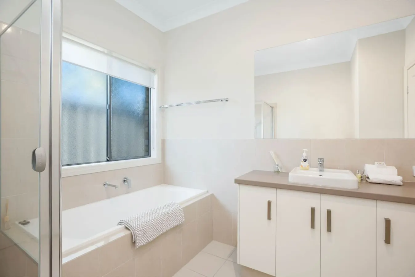 Brooking’s Perch—Riverside Stay near Cafés & Wharf 17
