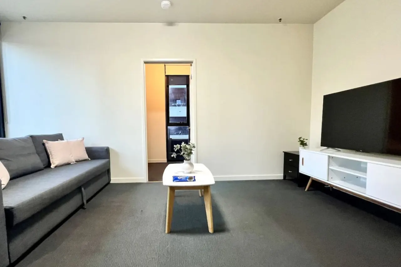 Spacious 4-Bedroom Apartment in Melbourne CBD 1