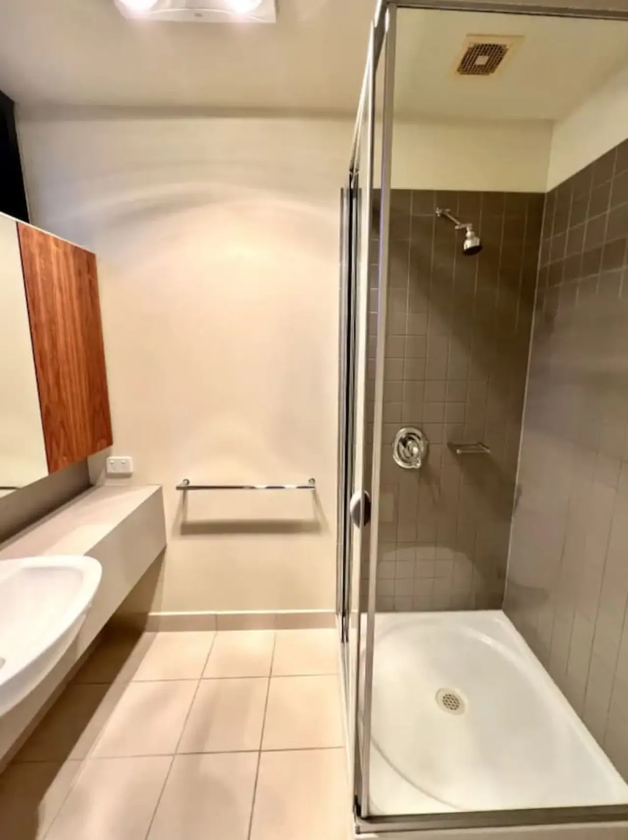 Spacious 4-Bedroom Apartment in Melbourne CBD 10